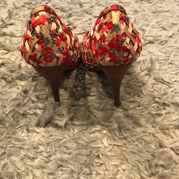 🛑 SOLD! Peep Toe Pumps w/ Floral Pattern & Bow 🛑 - Picture 5 of 11